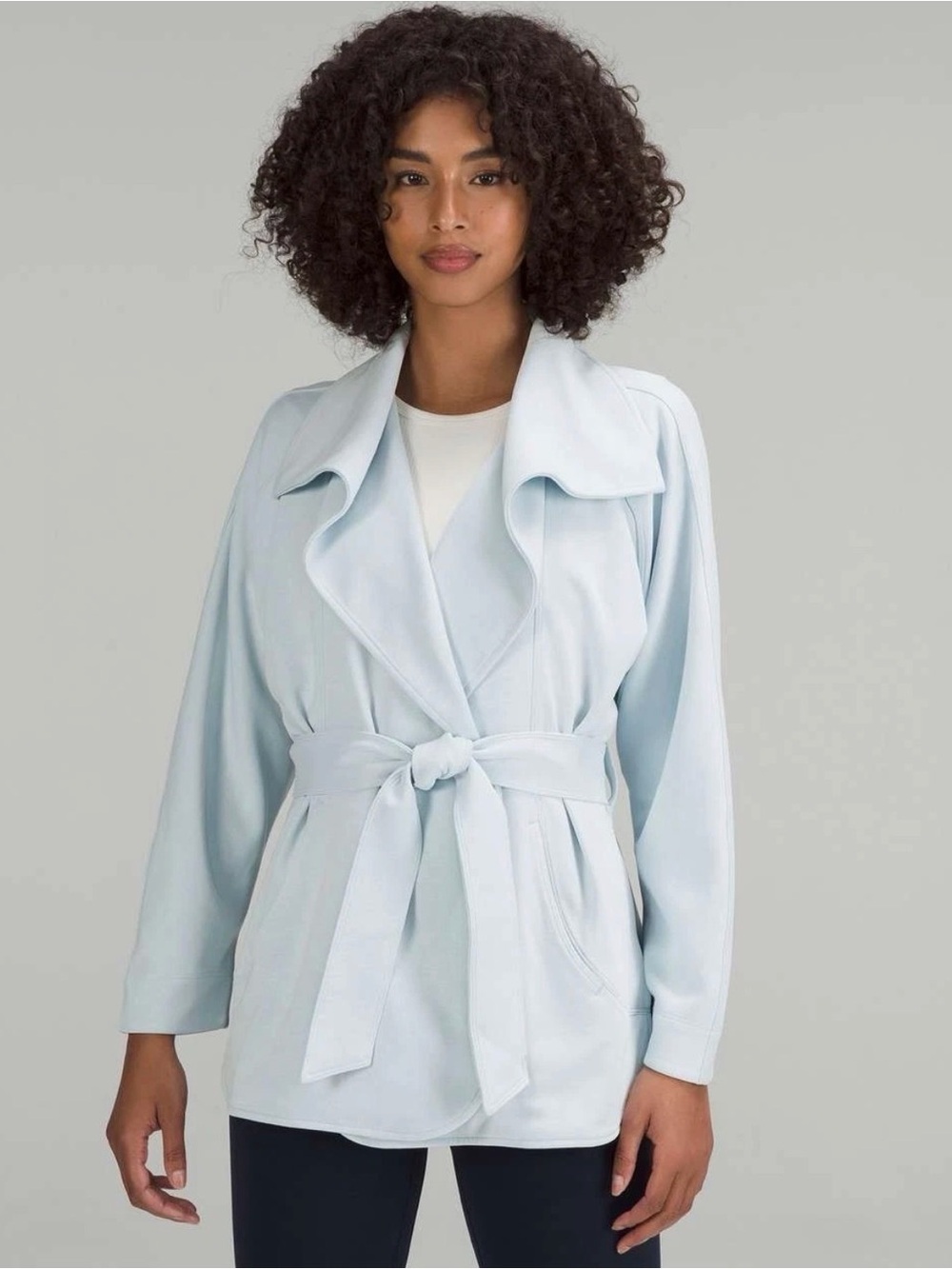 Lululemon Softstreme Belted Wrap
ColourPowder Blue SizeXS/S like new